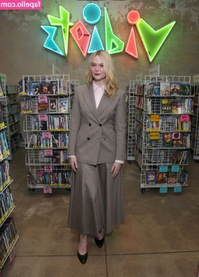 Elle Fanning [ elle-fanning ] - happy new year!!! 🖤🥳
