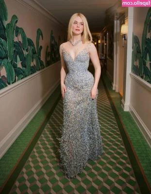 Elle Fanning [ elle-fanning ] - 👁I👁 hope your weekend is a blast! 😉