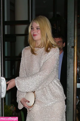 Elle Fanning [ elle-fanning ] - Chamei As Amigas Para Assistir Um Filme e Ficamos Com Tesão.
