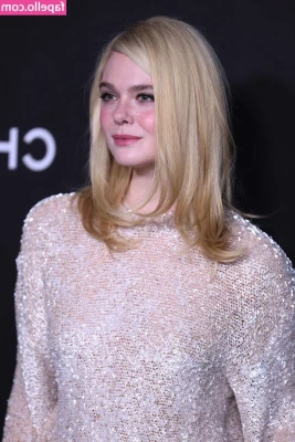 Elle Fanning [ elle-fanning ] - Dildo.