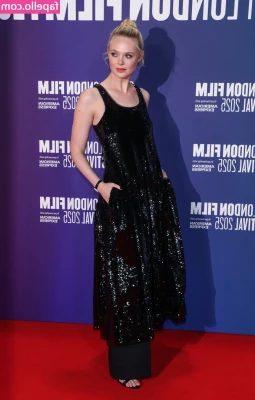 Elle Fanning [ elle-fanning ] - Happy New Years!