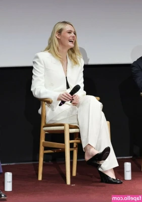 Elle Fanning [ elle-fanning ] - shy kitty...can you make her purr?