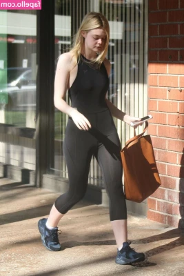 Elle Fanning [ elle-fanning ] - Keigeil met mezelf spelen op het toilet en in de douche!