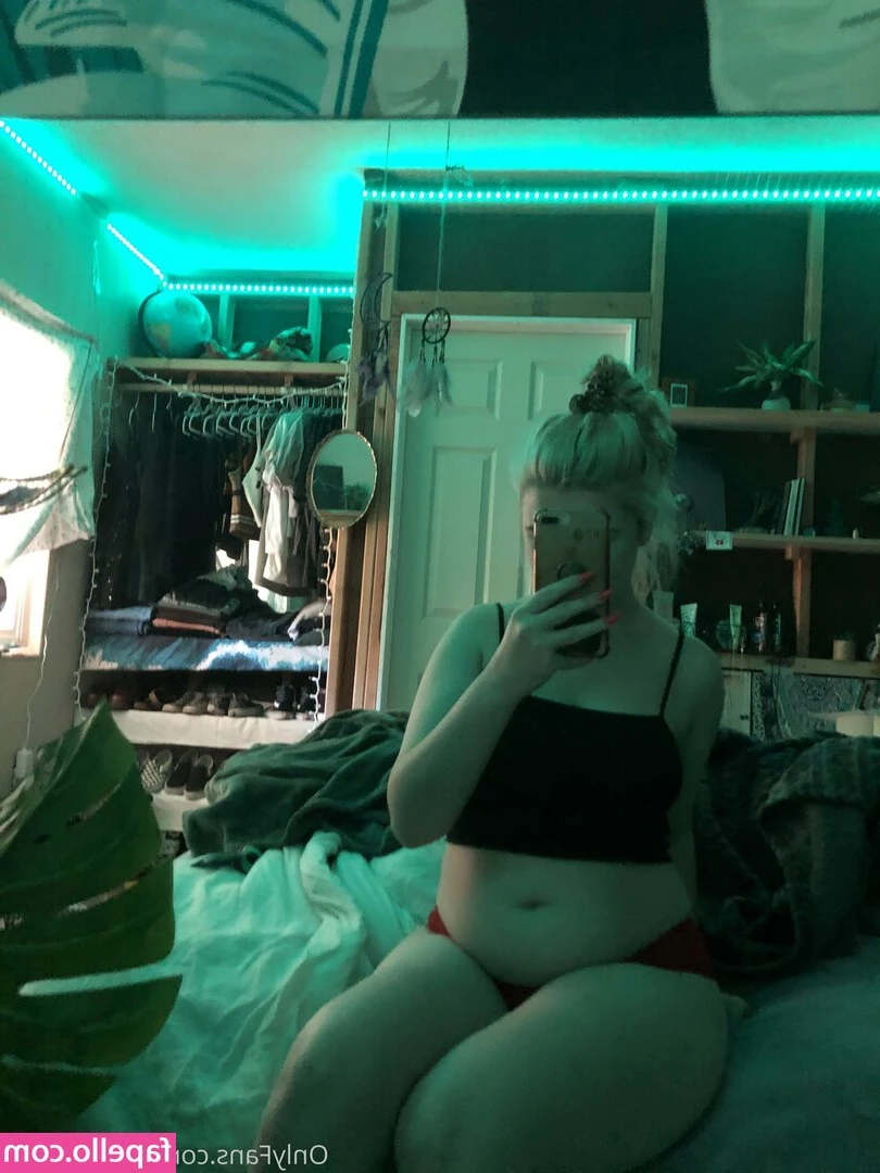 chubbysammie - How Would you feel about a smoking vlog, like I show you a bit of my