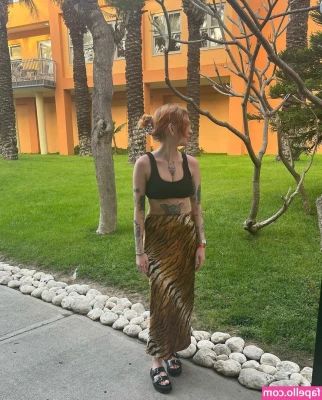 Morgan Beckers [ morgan-beckers ] - A lil outdoor shower and sunscreen action today guys!