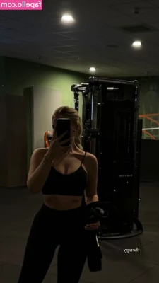 Melaniethrr - Can you spot the moment I realized just how good I looked?