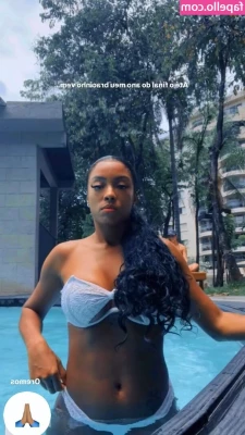 Lumena Aleluia [ lumena-aleluia ] - Screenshot from the video of the me bending over squishing my tits