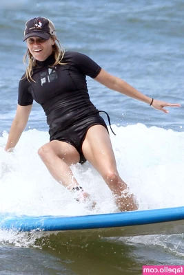 Reese Witherspoon [ reese-witherspoon ] - Nighttime beach pics