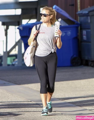 Reese Witherspoon [ reese-witherspoon ] - Look back at it!🍑😉