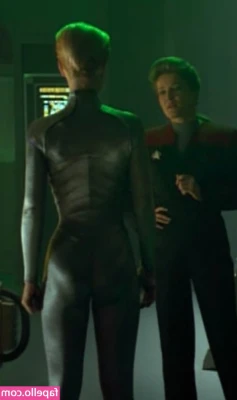 Jeri Ryan [ jeri-ryan ] - I celebrate my birthday - you can help me to order a cocktail today