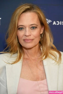 Jeri Ryan [ jeri-ryan ] - Do you enjoy a hole close-up?