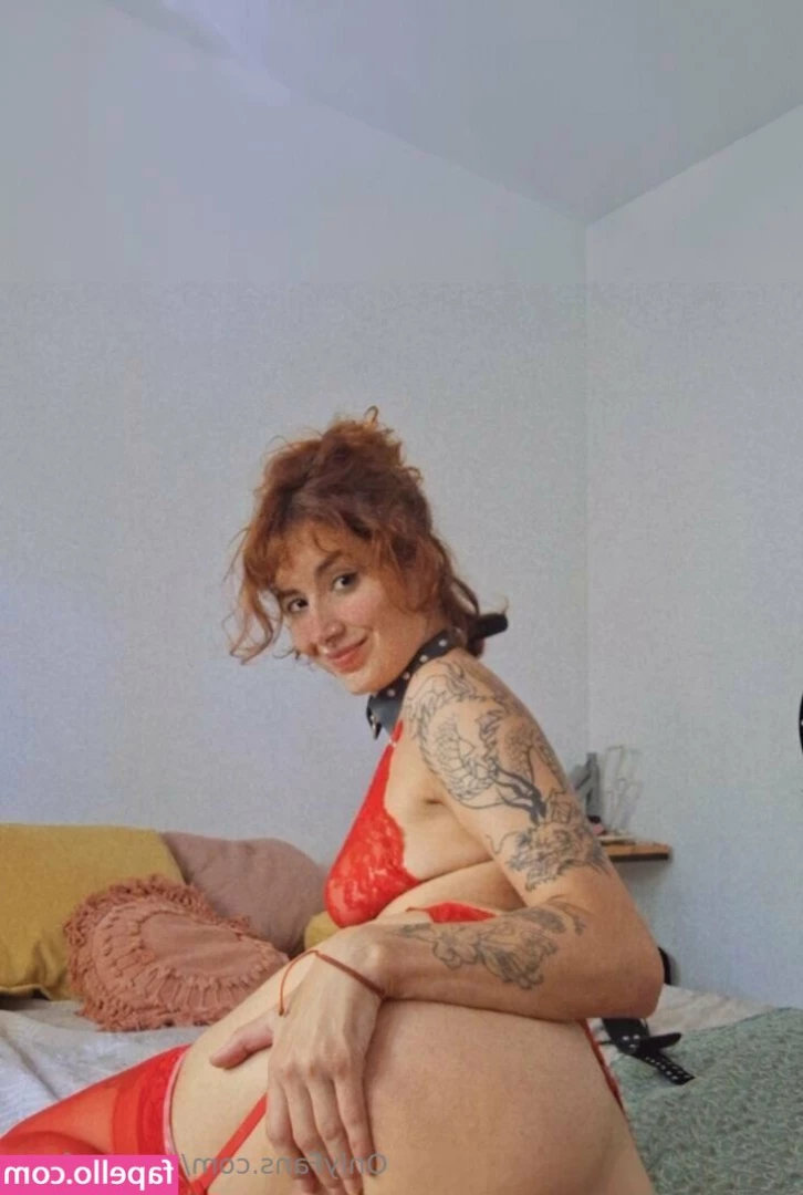 tammy.foxx [ tammy-foxx ] - Striped Dress Video: Pussy spread with some stockings anyone? This is