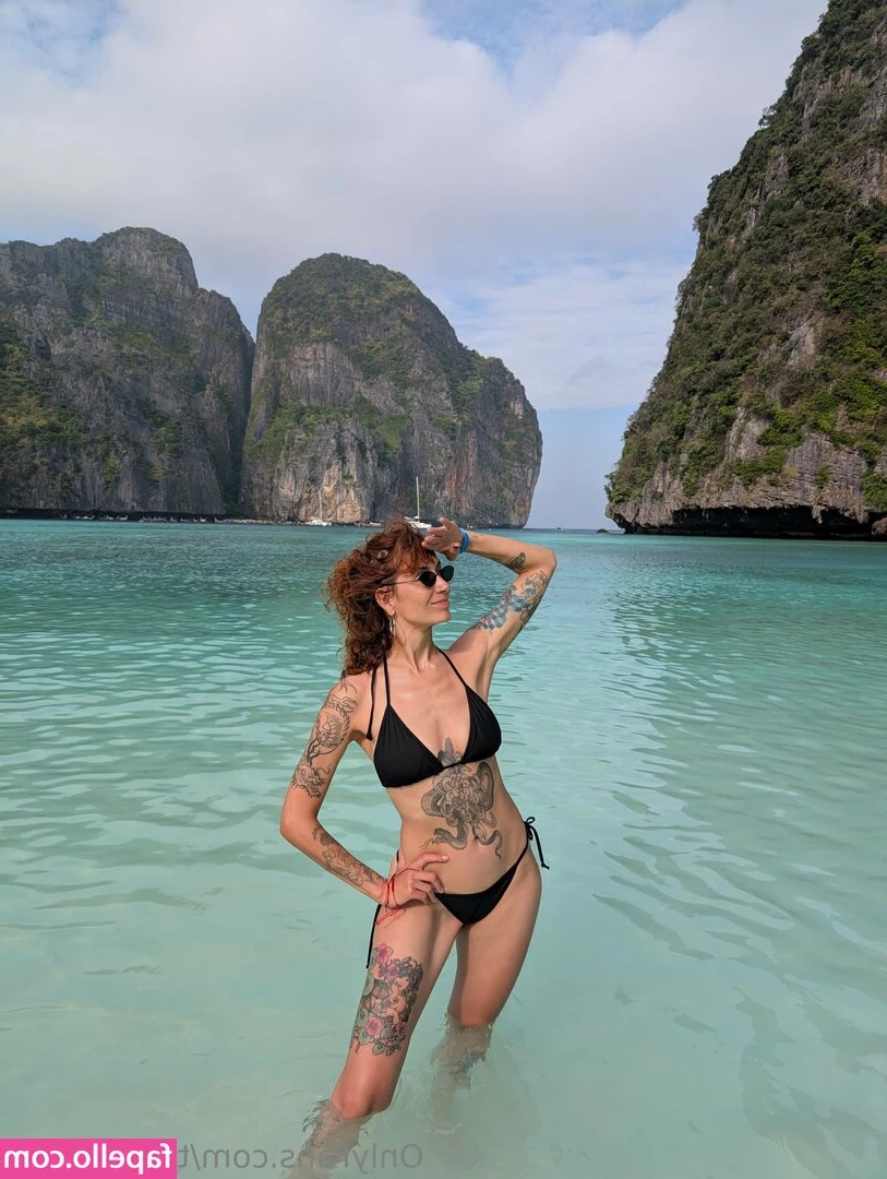tammy.foxx [ tammy-foxx ] - i love getting wet at the beach  but do you know where I like it more