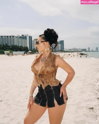 Kali Uchis [ kali-uchis ] - Starting to gain back some weight back and my ass is showing it