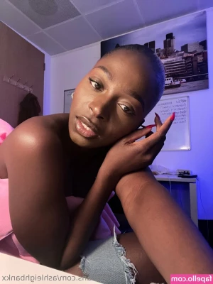 ashleighbankx - You like my lips