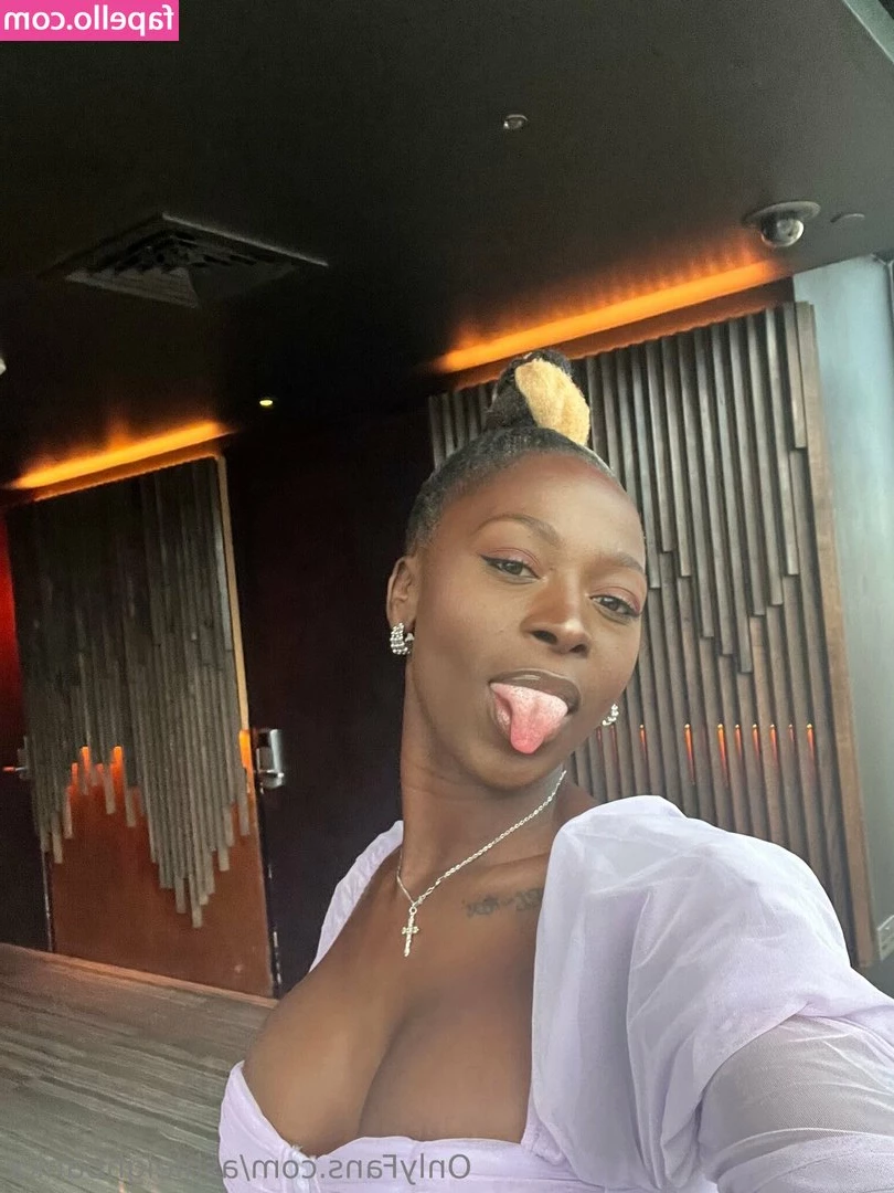 ashleighbankx - wanna get in this bunny’s pants?
