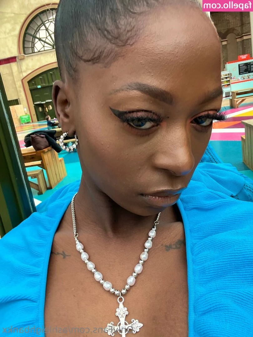 ashleighbankx - Pony tail or no pony tail?