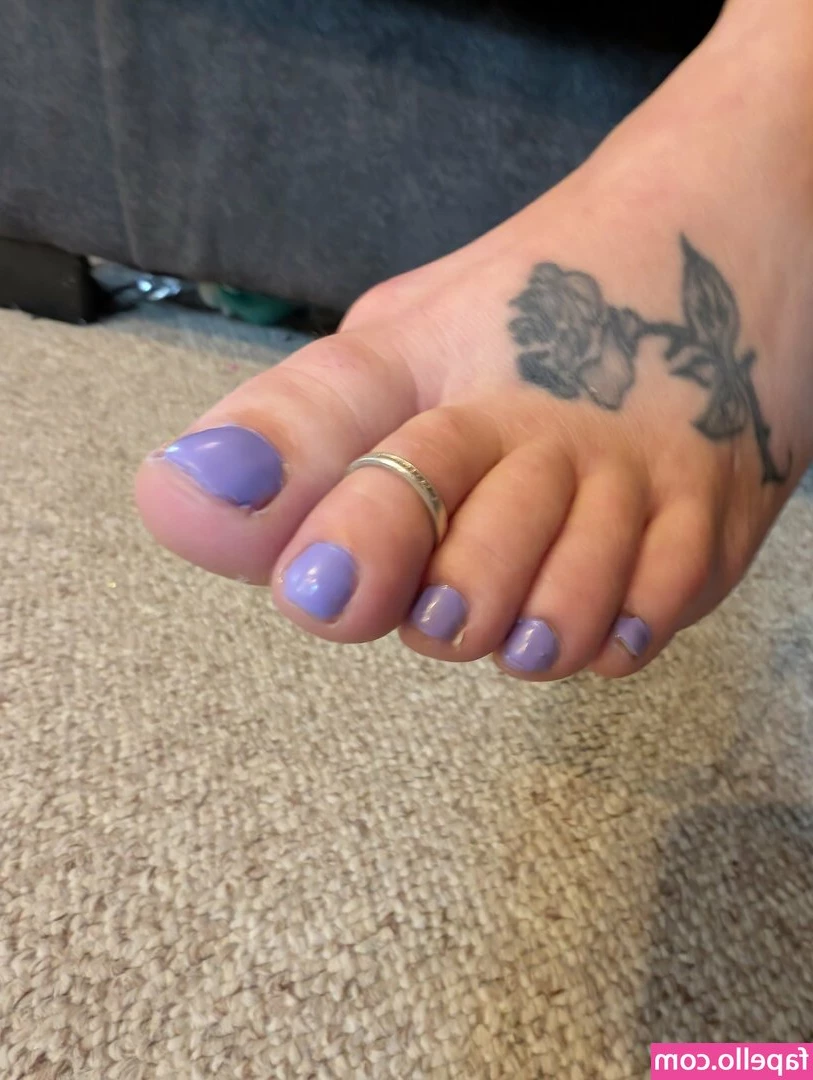 barefoot_bunny_b [ barefoot-bunny-b ] - You know you wanna jerk off into these panties baby! 😈