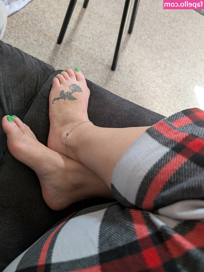 barefoot_bunny_b [ barefoot-bunny-b ] - 😘 Happy Saturday