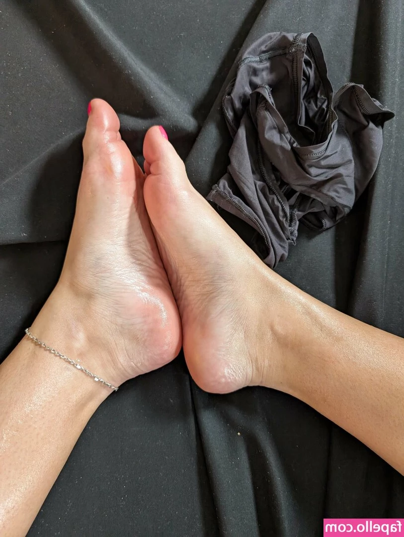 barefoot_bunny_b [ barefoot-bunny-b ] - POV you re on top