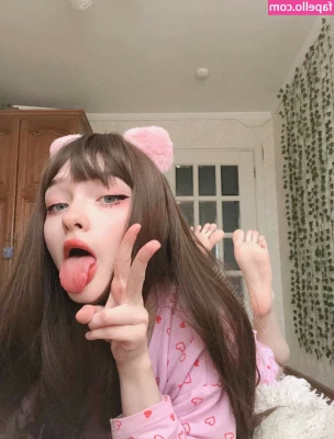 Leimlii - Do I look nice in red?