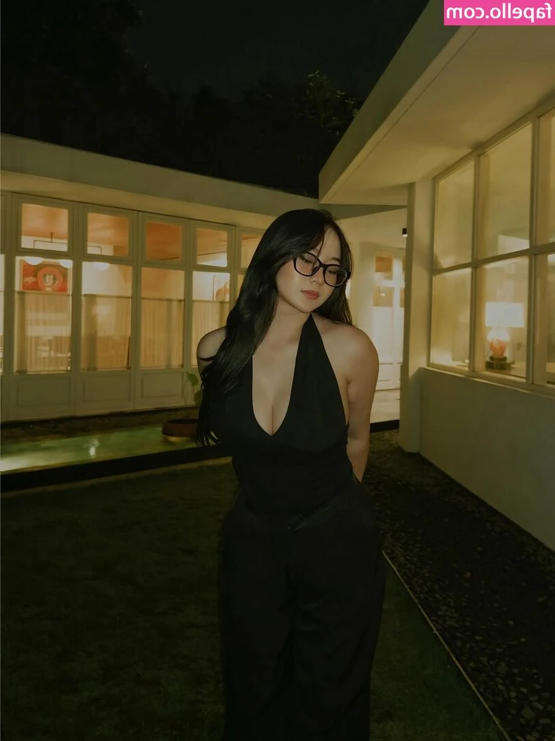 Resta Maharani [ resta-maharani ] - i always sleep with no clothes on 😴