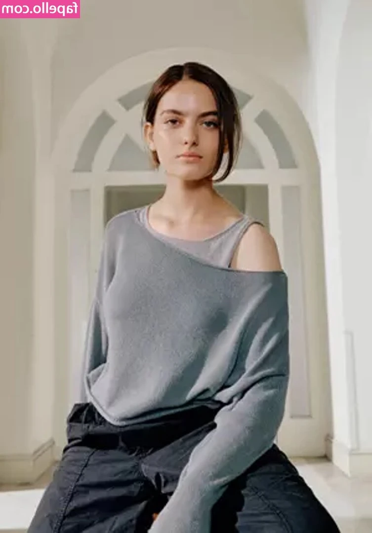 Ava Yaman [ ava-yaman ] - Hang out with me and my long bare toenails in the park. How do you