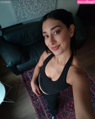 Elif - she s random again
