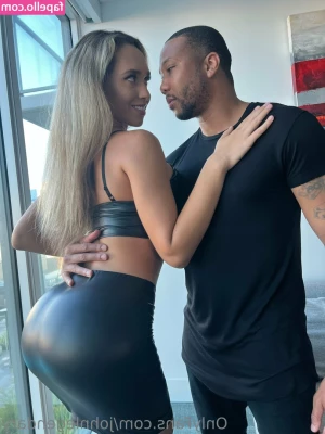 johnlegendary - fully outdoor naked with ..well u know what : HUGE BUTT PLUG lol love