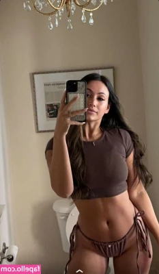 Zoe Ferguson [ zoe-ferguson ] - Getting ready for a BBQ