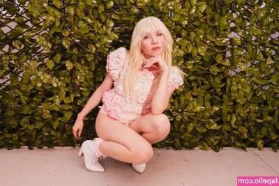 Carly Rae Jepsen [ carly-rae-jepsen ] - Facial anyone