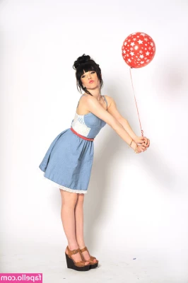 Carly Rae Jepsen [ carly-rae-jepsen ] - There are so many things in the store now 👗👠👙 I don't think