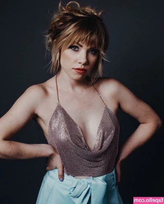 Carly Rae Jepsen [ carly-rae-jepsen ] - fuzzy peaks   what do you want to see more of on my feed next year