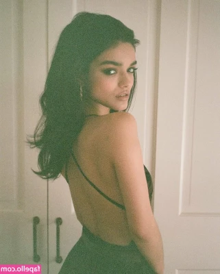 Rachel Zegler [ rachel-zegler ] - Throwback Thursday  to when I was 18 with my big ass   i miss them