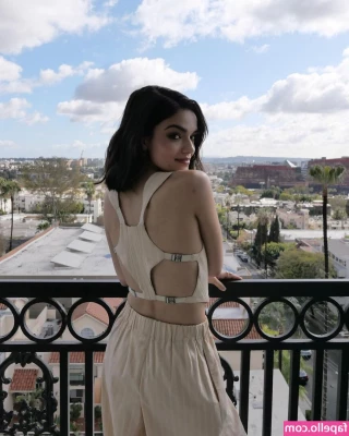 Rachel Zegler [ rachel-zegler ] - I do like how my arm definition is coming along  Still a bit noodly 