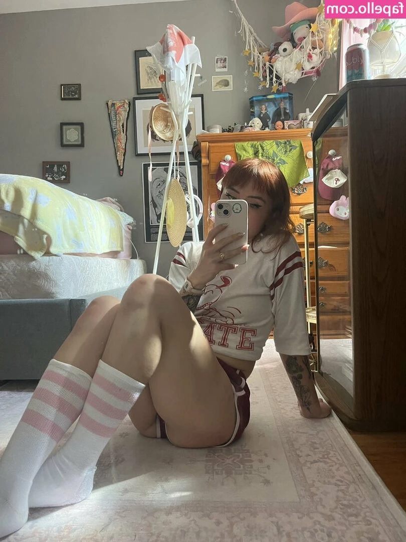 Mkultramilf - What do you think when you see me laying in bed naked for you? 🫢