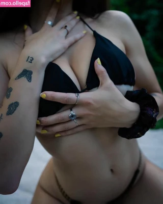 Sydneyyscarberryy - Throwback to my Tifa cosplay.. at the beach! Do you like my Summer