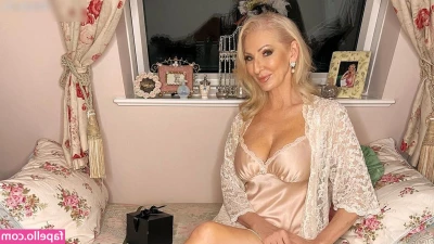 Désirée Nick [ dsire-nick ] - Who’s helping me celebrate my birthday tip if u would like to wish