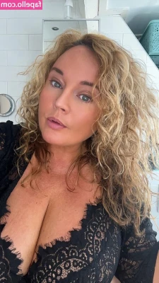 dutchycurves - Grabbing those massive tits to make you hard