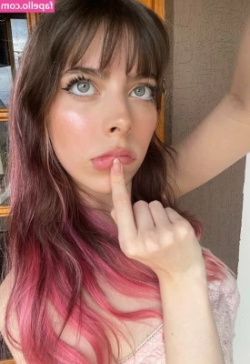 Laurakatsz - On all fours, wiggle your asshole.