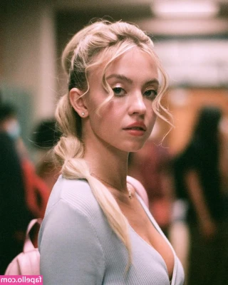 Sweeney Sydney [ sweeney-sydney ] - Trying to reach you, but you're always slipping through my fingers...