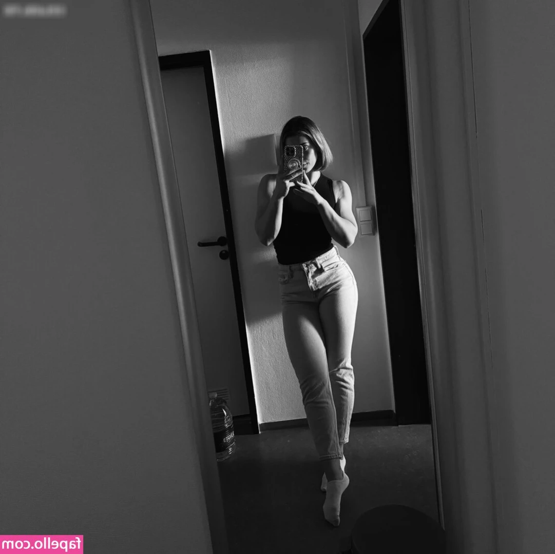 Pauline Grabosch [ pauline-grabosch ] - Do you like my new dress