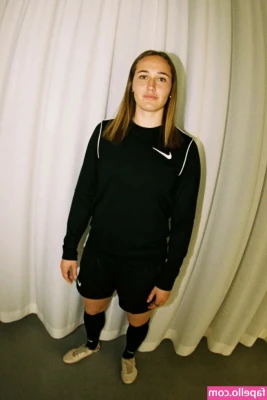Sydney Lohmann [ sydney-lohmann ] - I should get myself ready for my American party tonight but I really
