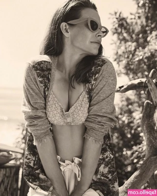 Evangeline Lilly [ evangeline-lilly ] - Let’s the body hair grow or do we shave it... preference??? 🤔