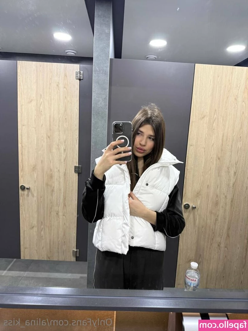 alina_kiss [ alina-kiss ] - I trashed the fishnets with my thighs 😳🤭