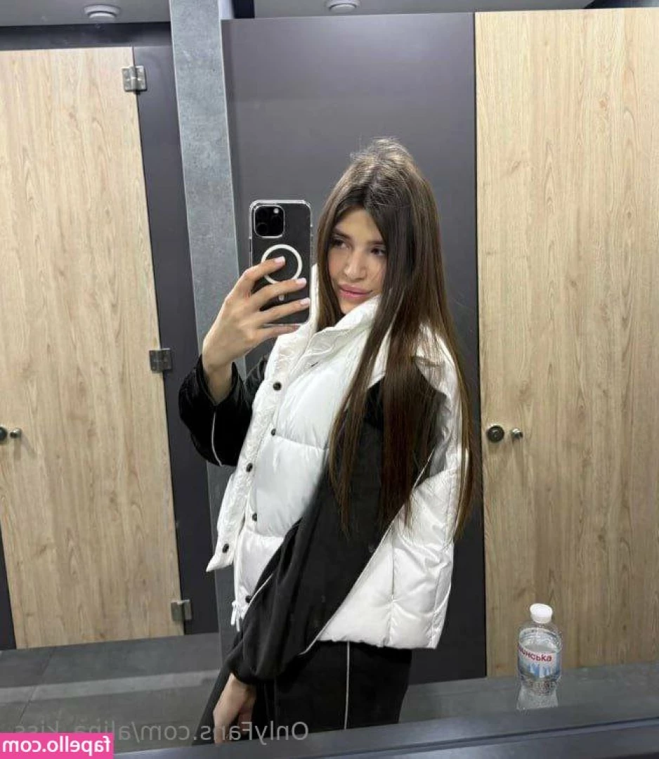 alina_kiss [ alina-kiss ] - Nothing better than stretching out my butthole on my new big black