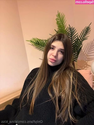 alina_kiss [ alina-kiss ] - las pollas entran muy bien entre esas tetas🔥🤤 the cocks fit