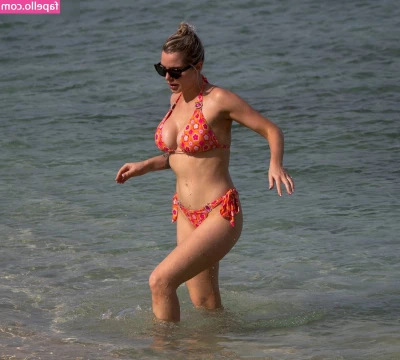 Helen Flanagan [ helen-flanagan ] - Happy Hump Day Guys ♥ Check your Inbox because I just sent you 2