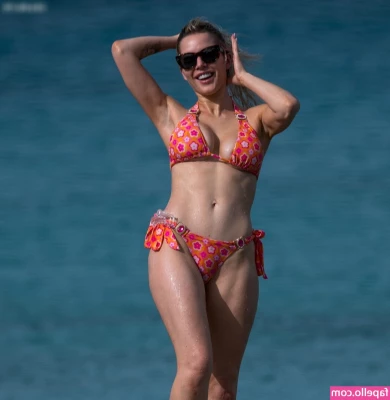 Helen Flanagan [ helen-flanagan ] - Where are my feet enthusiasts at? 🤤❤️
