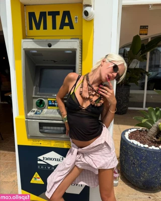 Delilah Belle Hamlin [ delilah-belle-hamlin ] - look at me and tell me you don t want to see me kneeling like this in